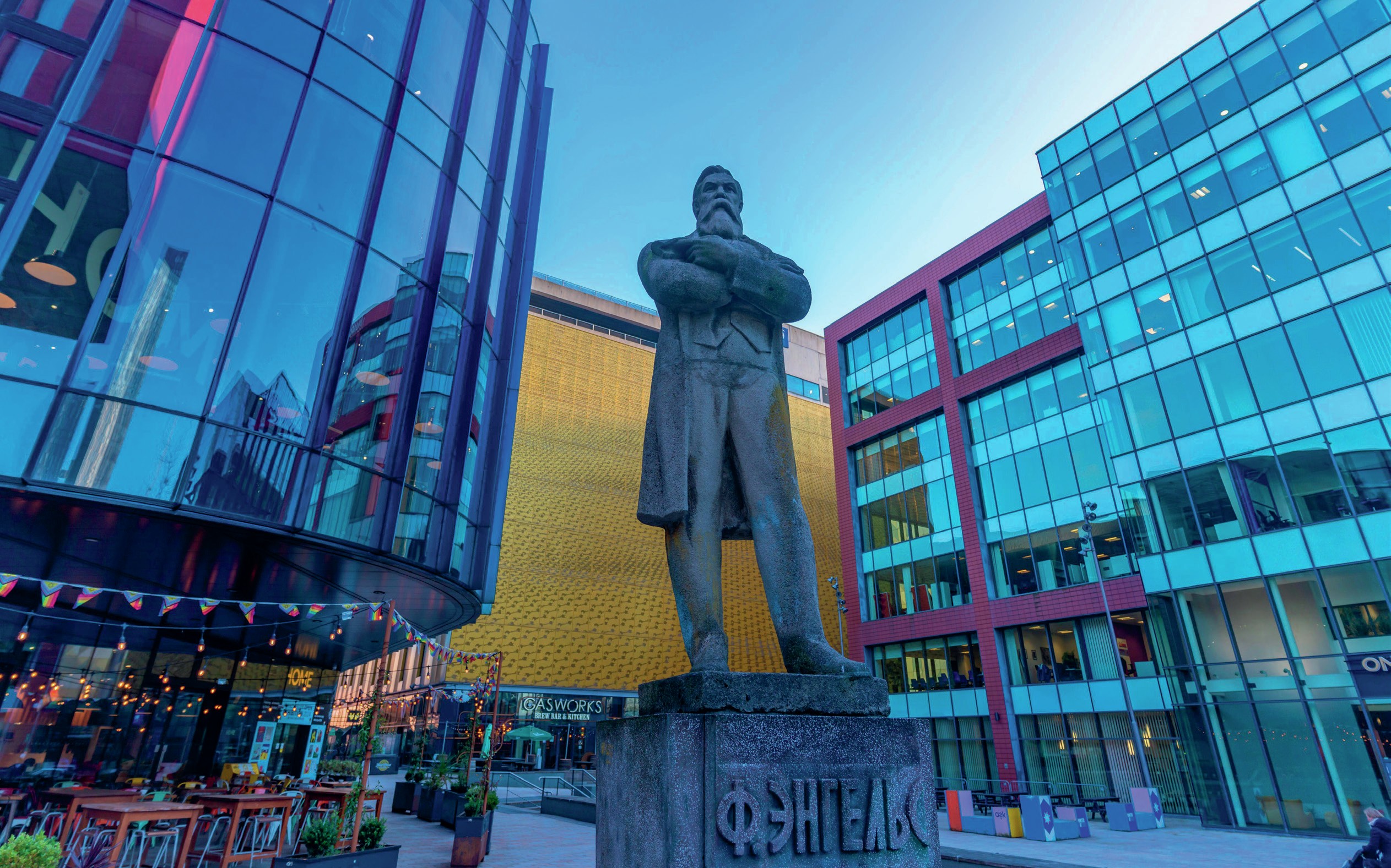 Statue of Friedrich Engels in Manchester.