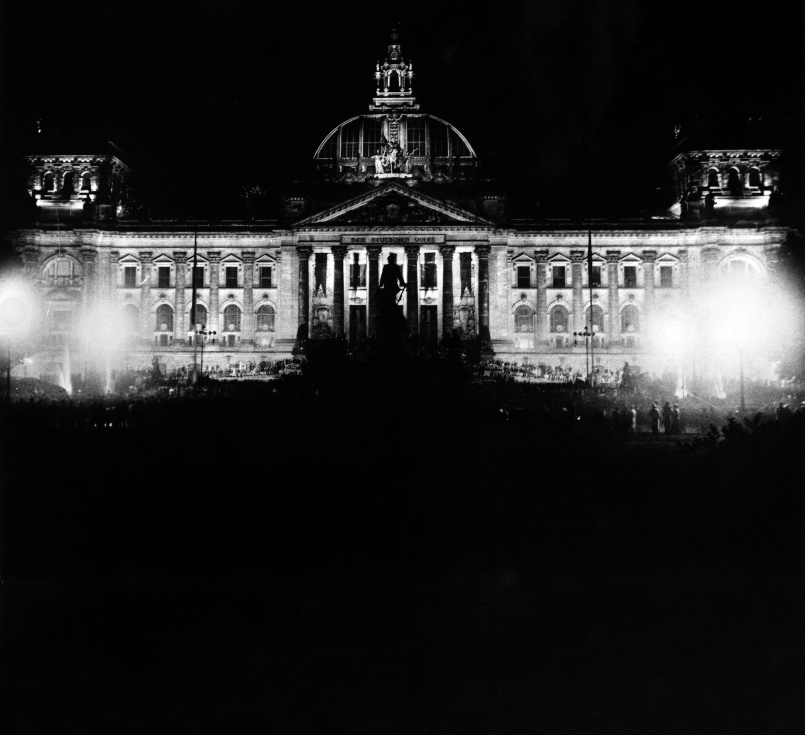 Monochrome photo of the Reichstag in 1925.