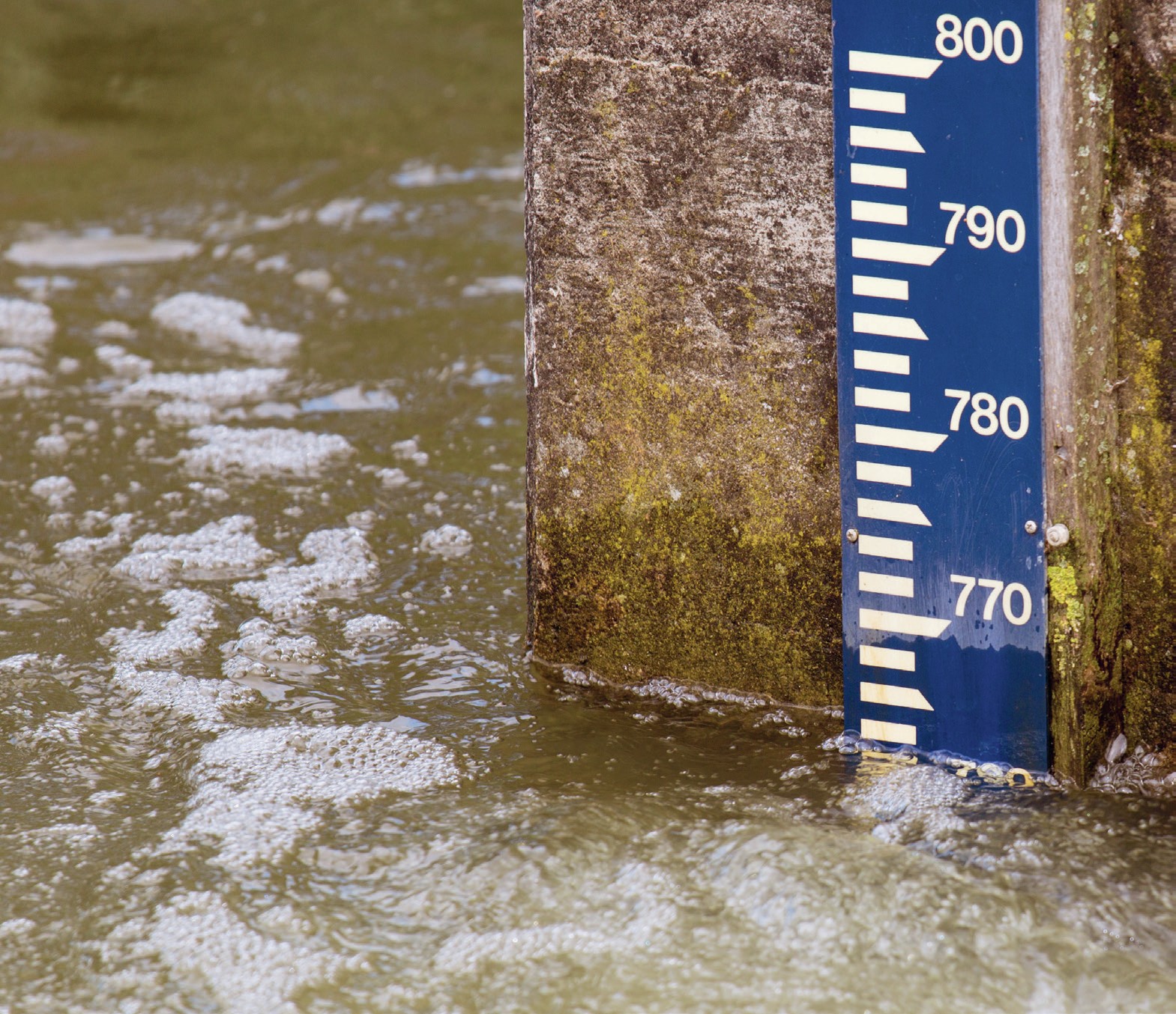 Water swells around a height marker, indicating a height of 760 centimetres.